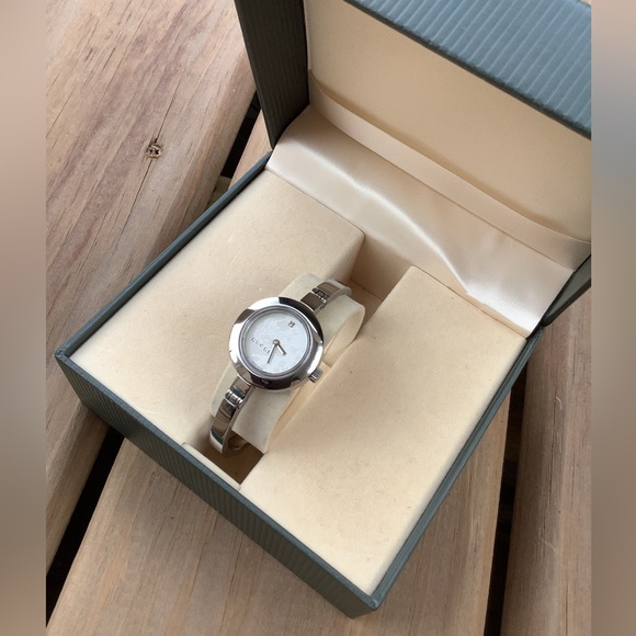 Ladies Gucci bangle watch ๐บ - Picture 13 of 13